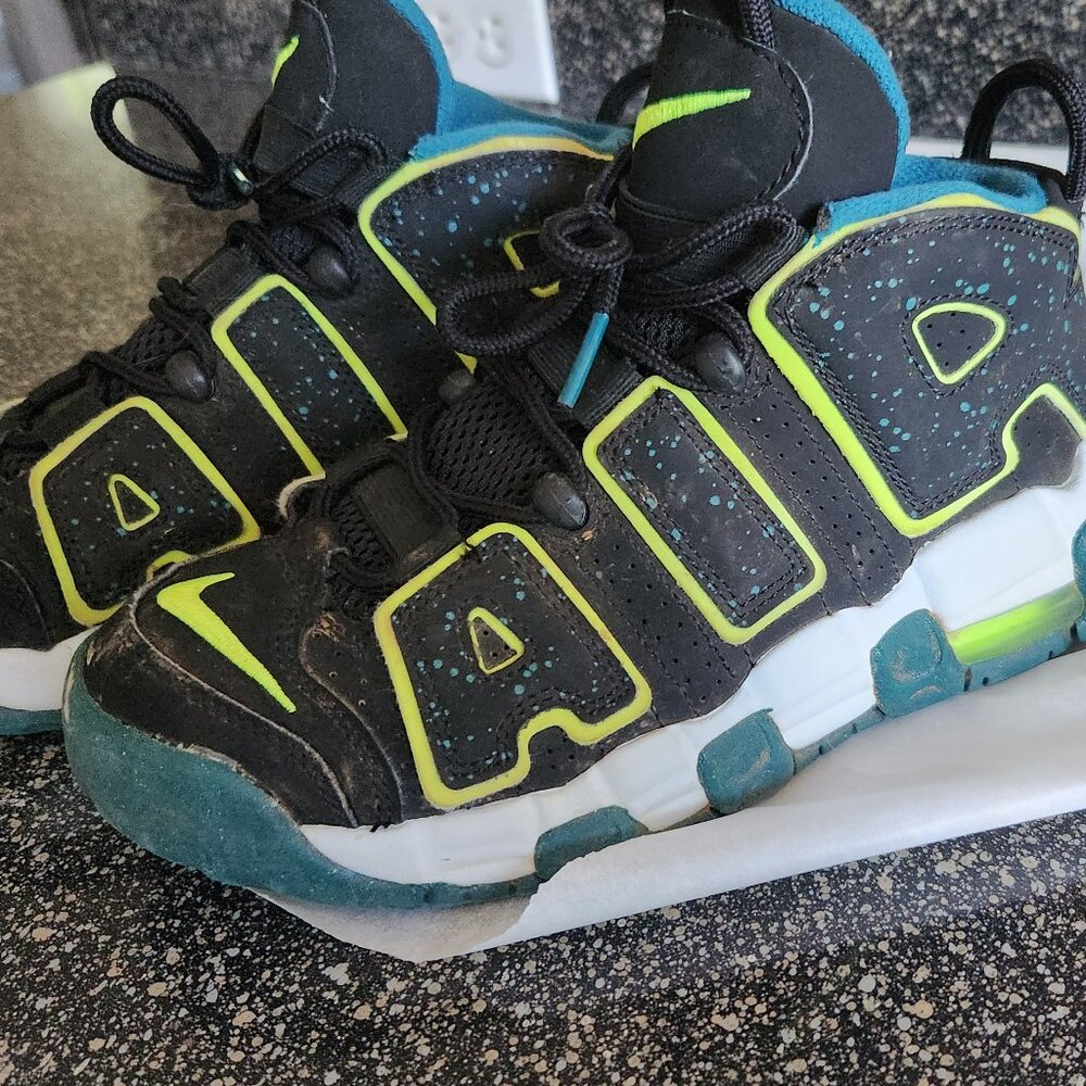 Nike Air Boys Size 4.5Y Black, Green, Yellow